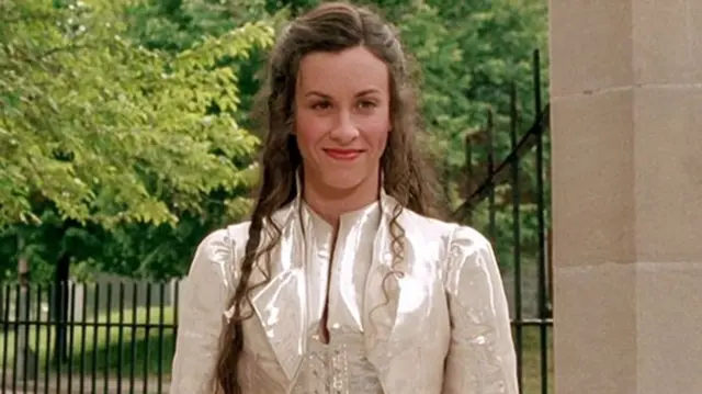 Alanis Morissette haciendo de Dios en la pelicula Dogma
