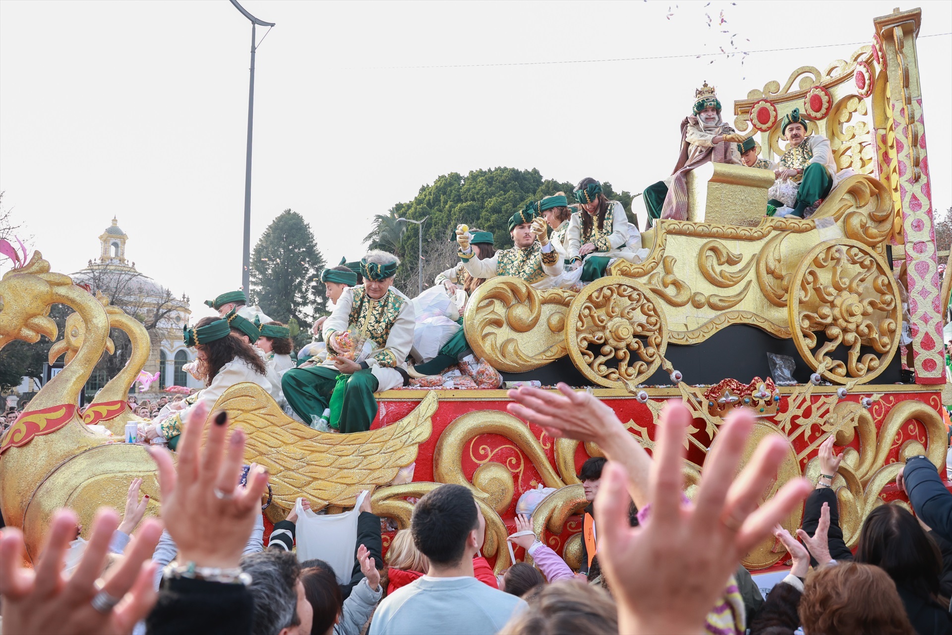 Una Cabalgata histórica en Sevilla se celebra por primera vez el día 4 por la lluvia