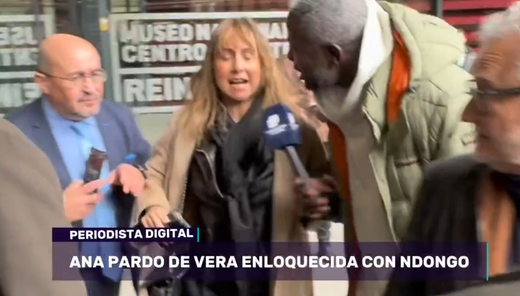 Ana Pardo de Vera y Bretrand Ndongo jugando a la petanca