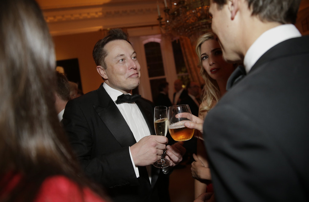 Elon Musk en una fiesta