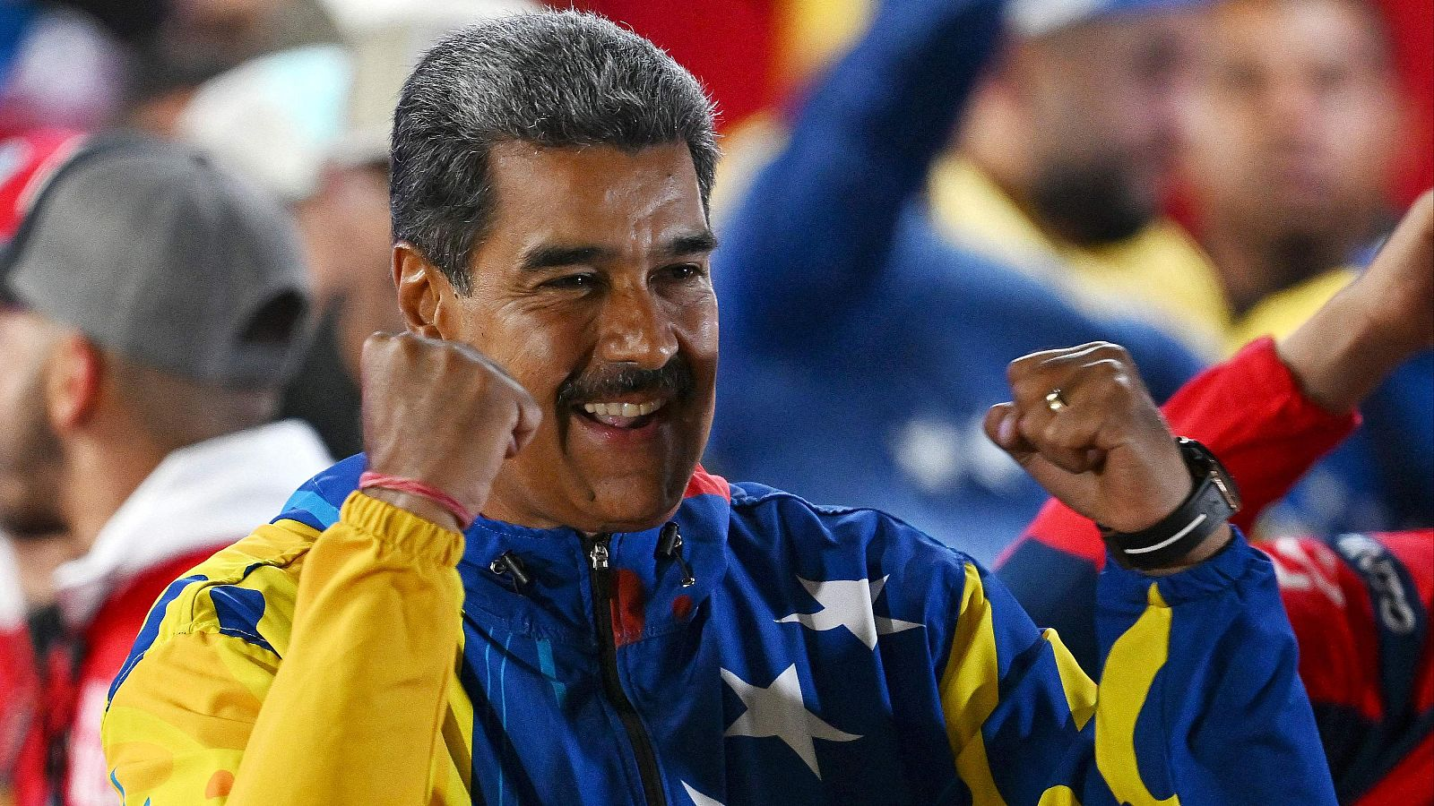 Nicolas Maduro haciendo el saludo al sol