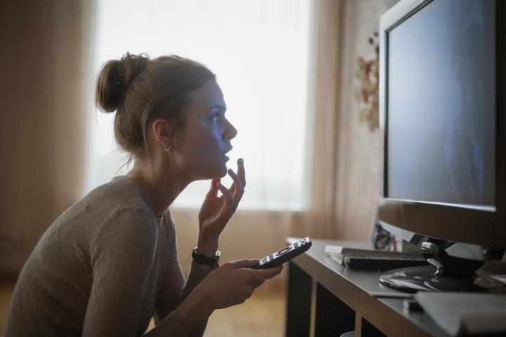Mujer viendo la television