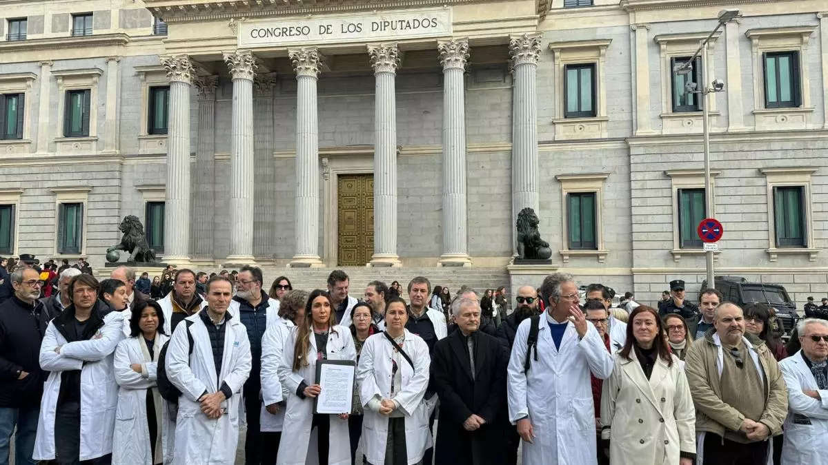 Medicos trabajando duro
