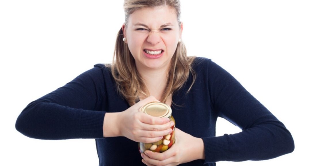 Mujer abriendo un tarro