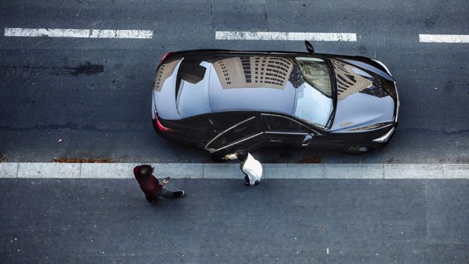 un coche en la carretera