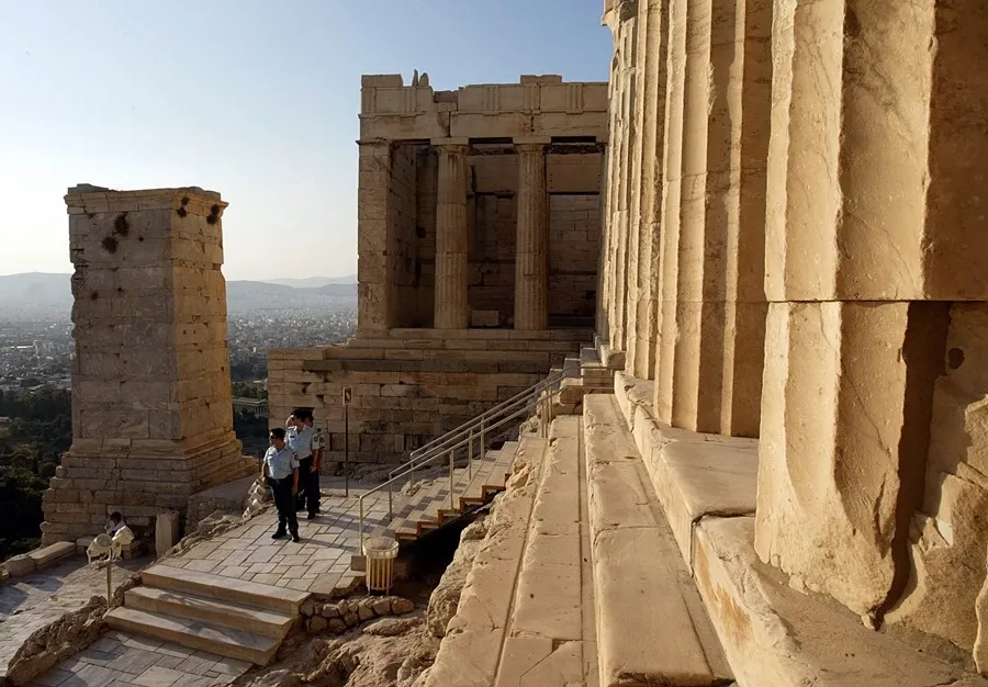 robo columna grecia