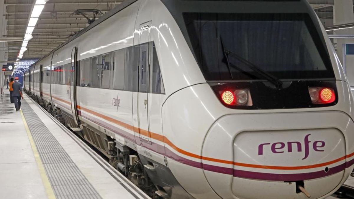 Un tren de RENFE apagado