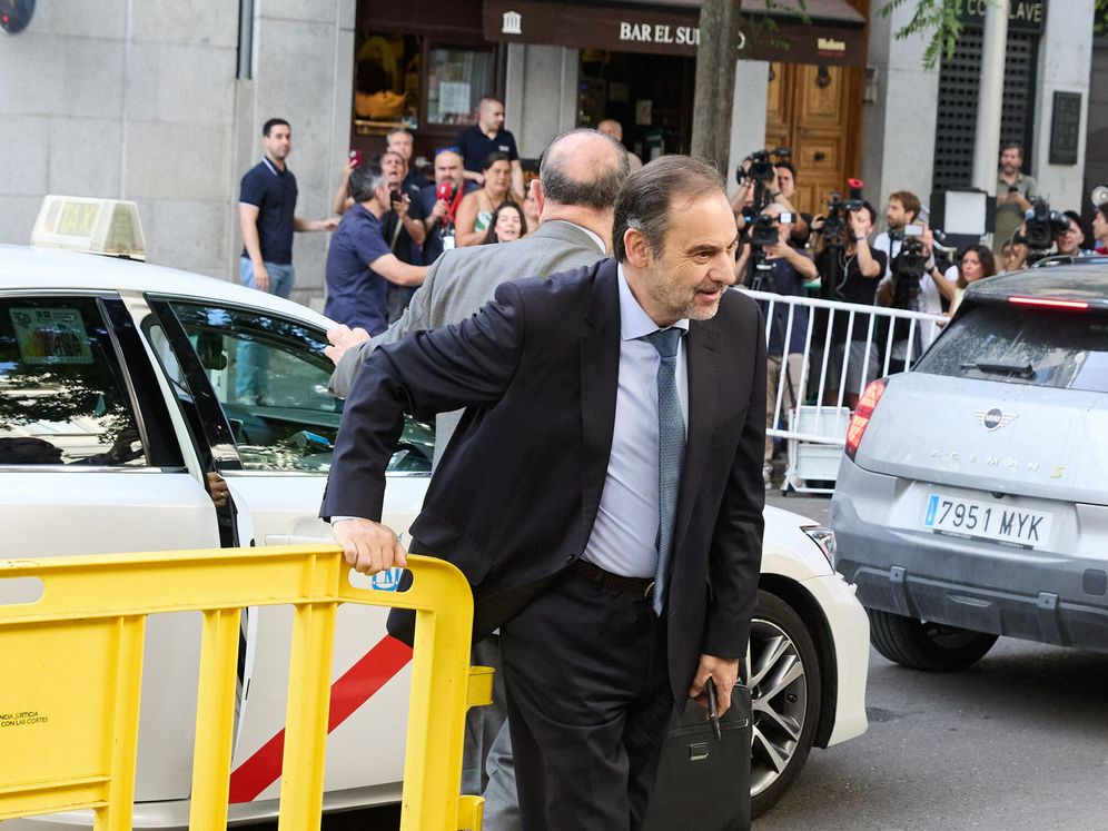 Ábalos saliendo de un taxi que pagaron los españoles