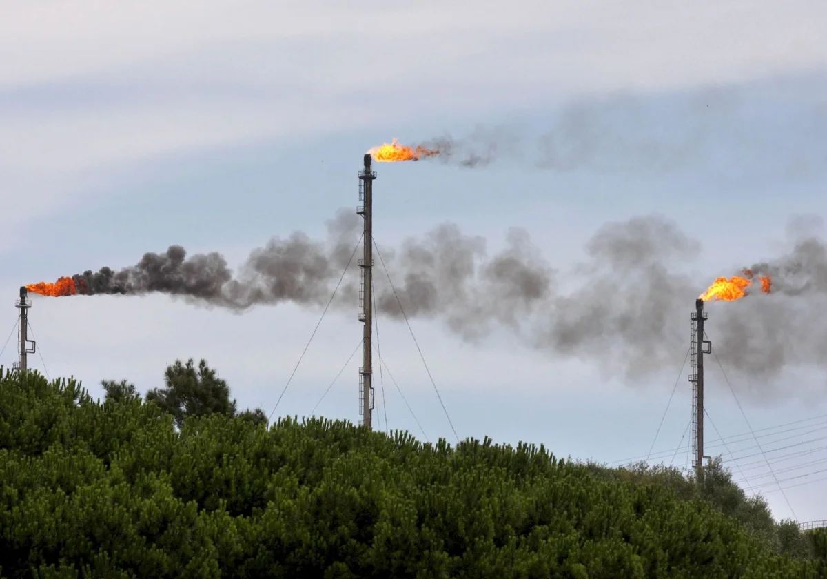 Refinerias alzadas al viento de poniente