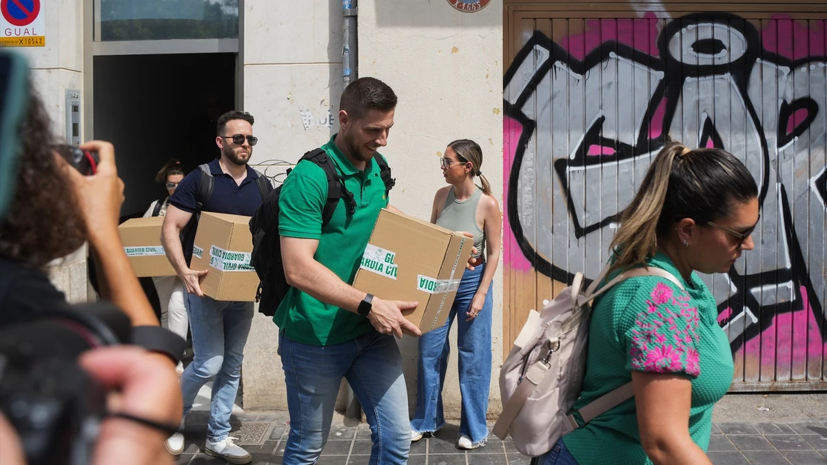 Miembros de la UCO entrando en la casa de Abalos