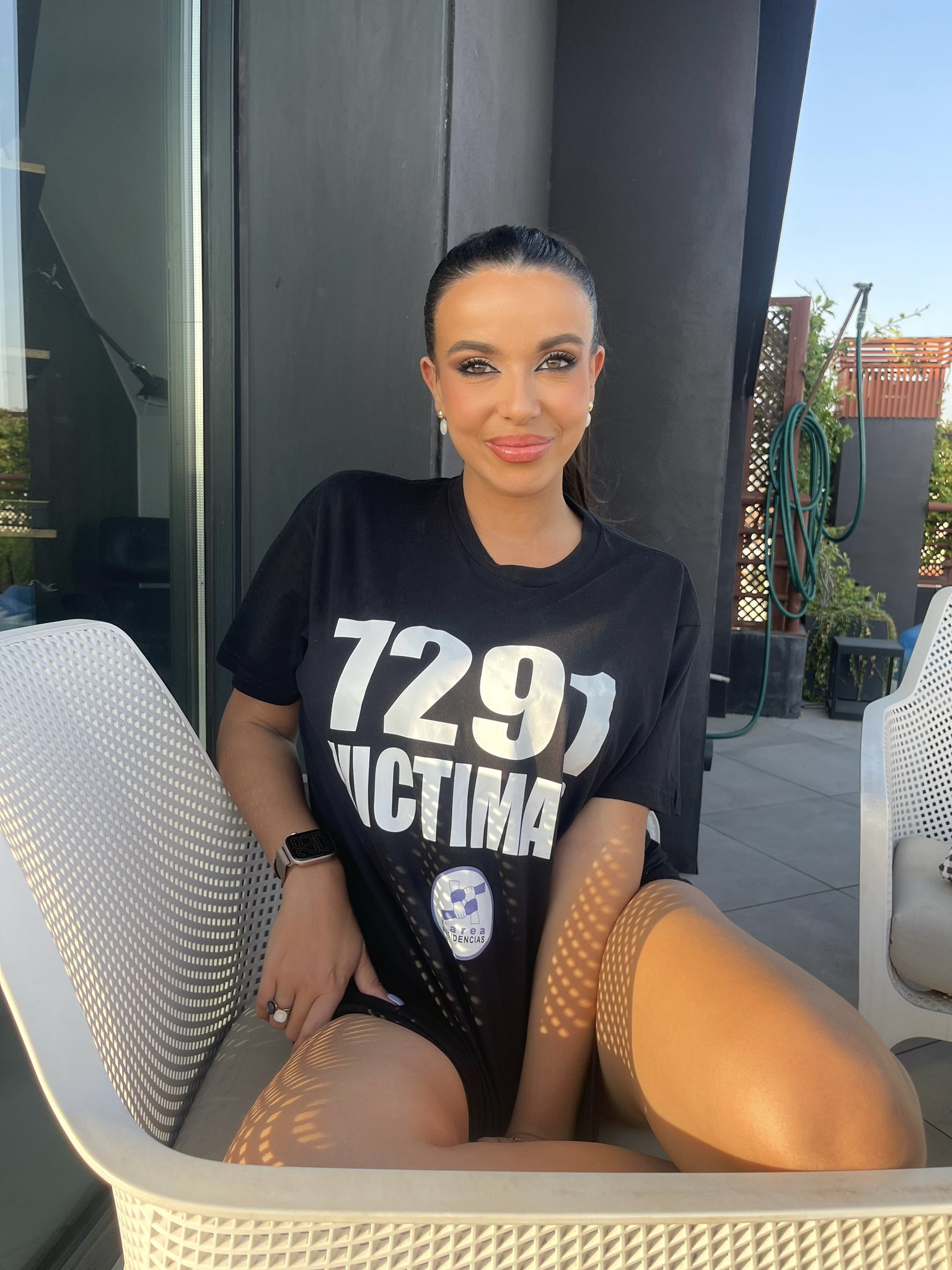 “Se cuela en tertulias con escote y sentido de Estado”: Sarah Pérez Santaolalla posa como en OnlyFans mientras homenajea a los muertos en residencias