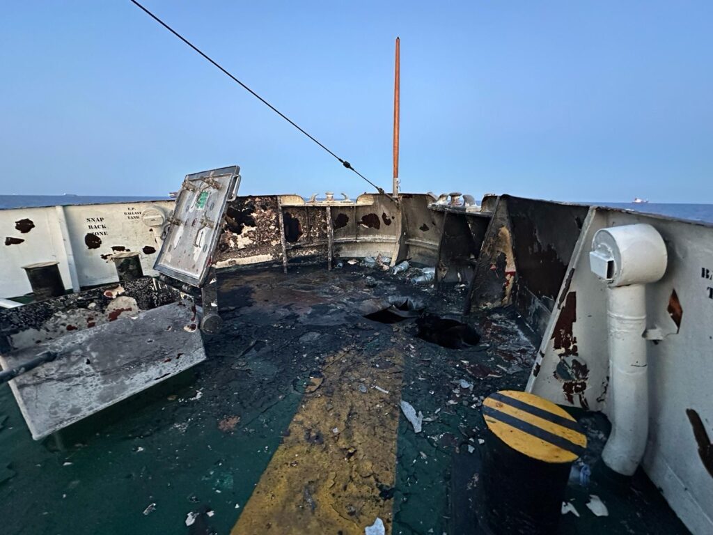 asi quedo el frontal del barco por culpa del cigarrillo