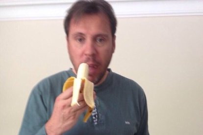 Oscar Puente comiendose un platano