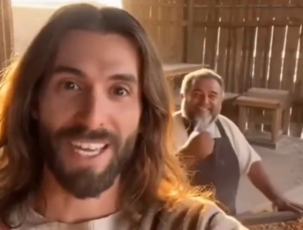 Dios anuncia “ofertón en la carpintería” y Jesús lo confirma en un video selfie: “Con cada mueble, te llevas un vinito milagroso de regalo”