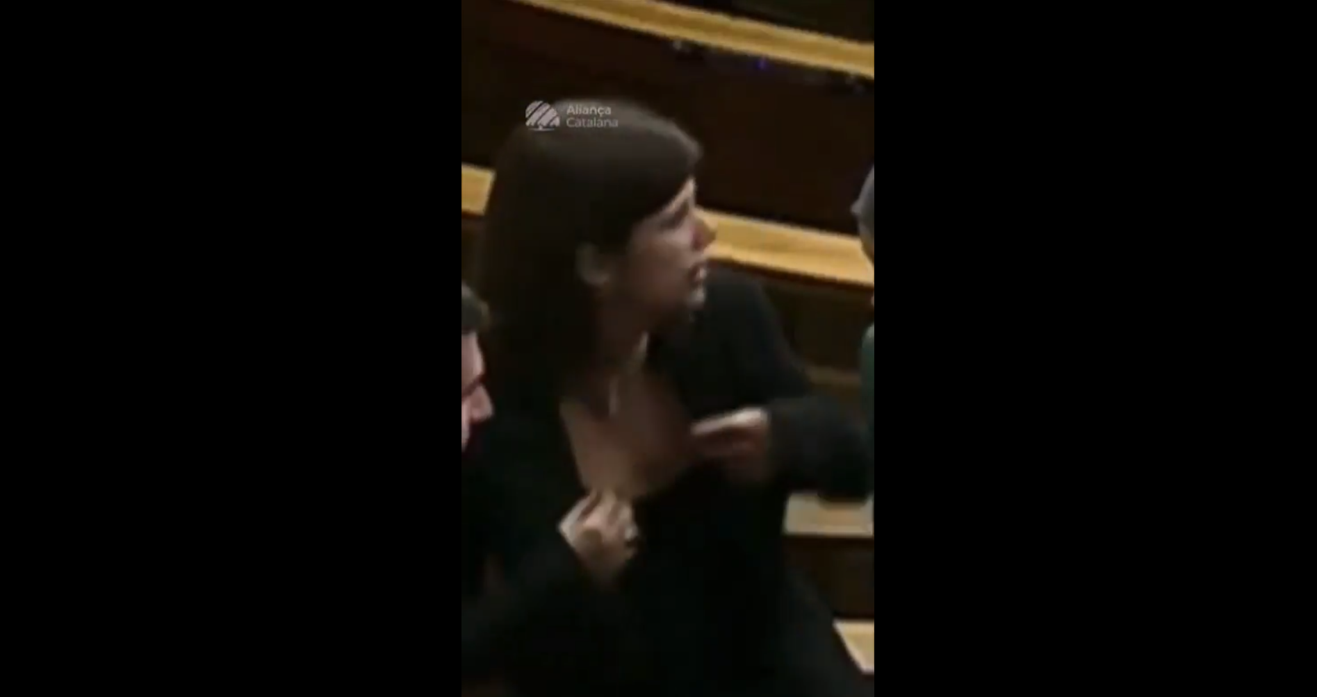 Una diputada de Esquerra reprocha a su compañera ir demasiado escotada y logra lo impensable: que obedezca