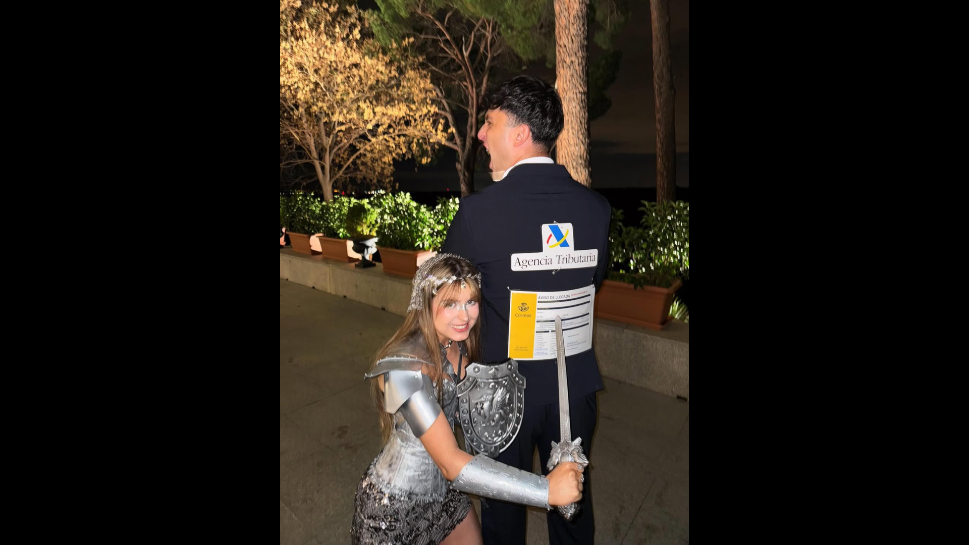 La tiktoker Roro se disfraza de guerrera y apuñala a la Agencia Tributaria en Halloween