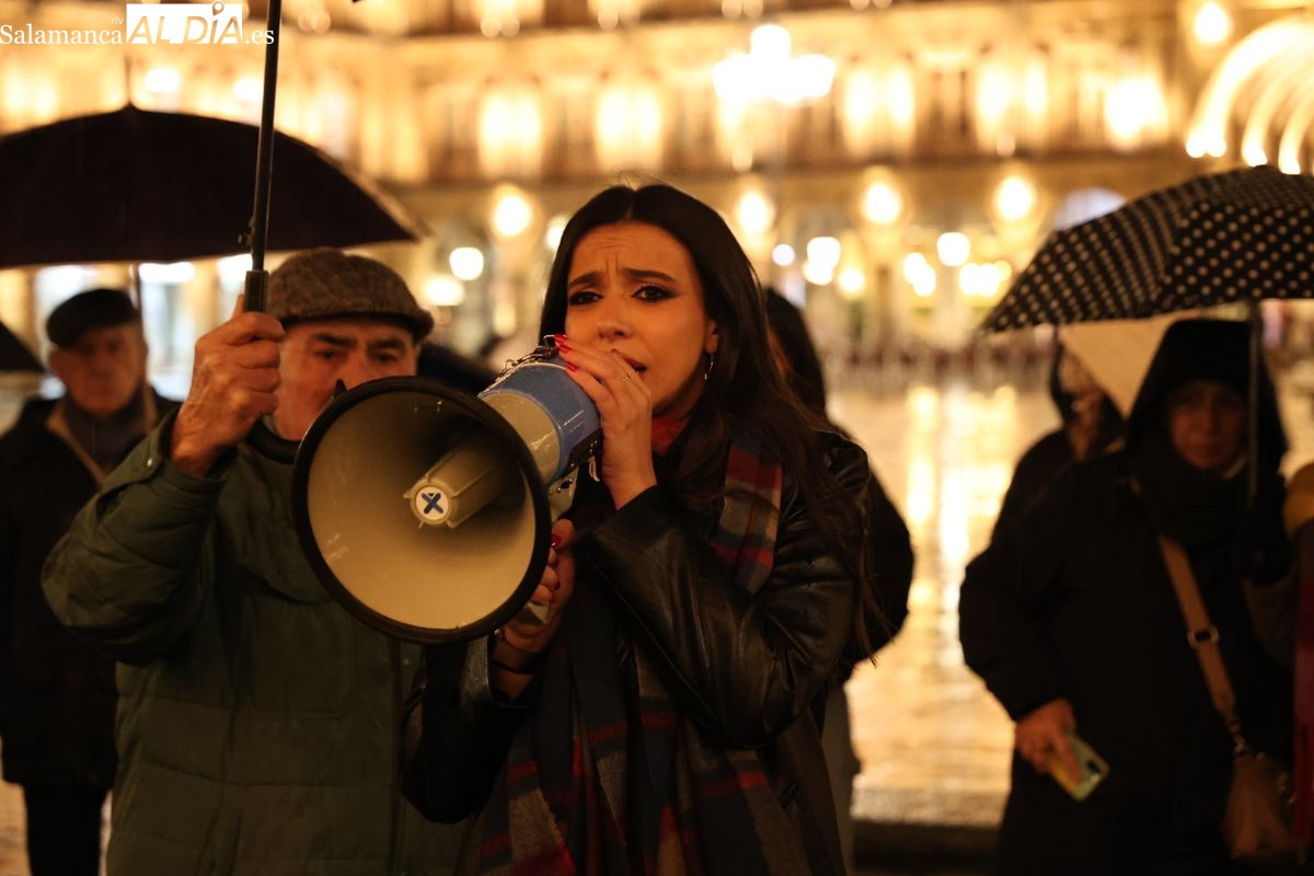 Sarah Santaolalla convoca una manifestación en defensa de su persona y confirma que la megafonía fue innecesaria al poder haberse dirigido en susurros a la totalidad de asistentes
