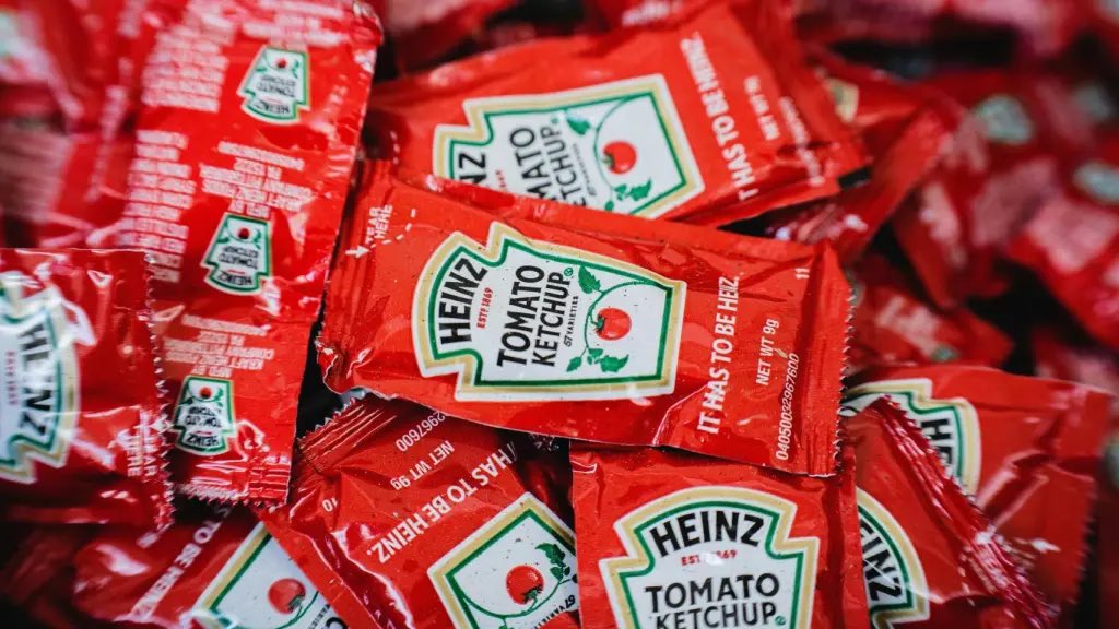 La Unión Europea confirma que la prohibición de los sobres monodosis de salsas y condimentos entrará en vigor el 12 de agosto de 2026