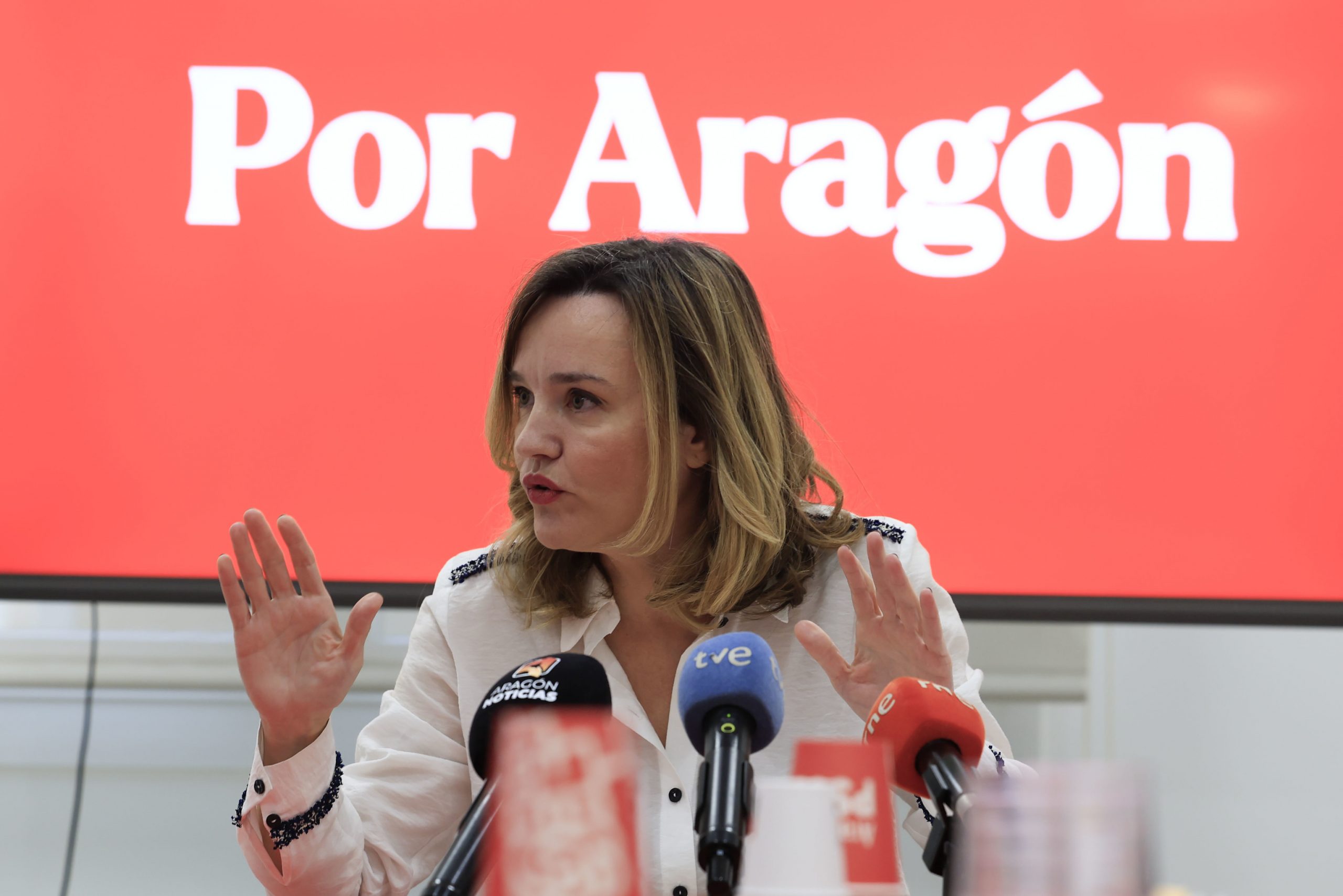 Escándalo democrático en Aragón: Candidata Pilar Alegría promete “Escuchar” pero impide respuestas en su publicación electoral