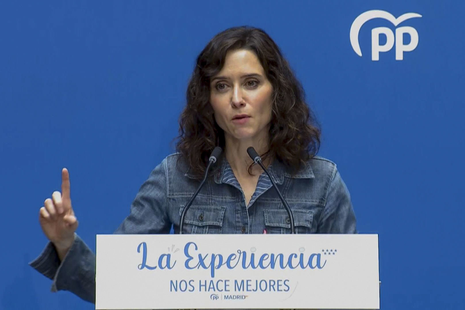 Ayuso acusa al Gobierno de “buscar inmigrantes pobres para vivir de la pancarta y la subvención” mientras ultracatolicismo rompe con obispos por apoyar regularización