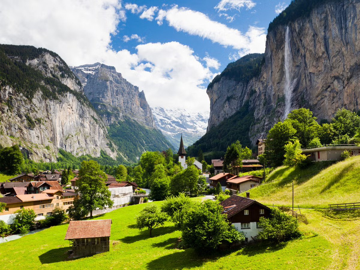 Influencers transforman pueblos casi deshabitados en escenarios de ensueño: el caso de Violeta Mangriñán genera alarma por el futuro de la España rural