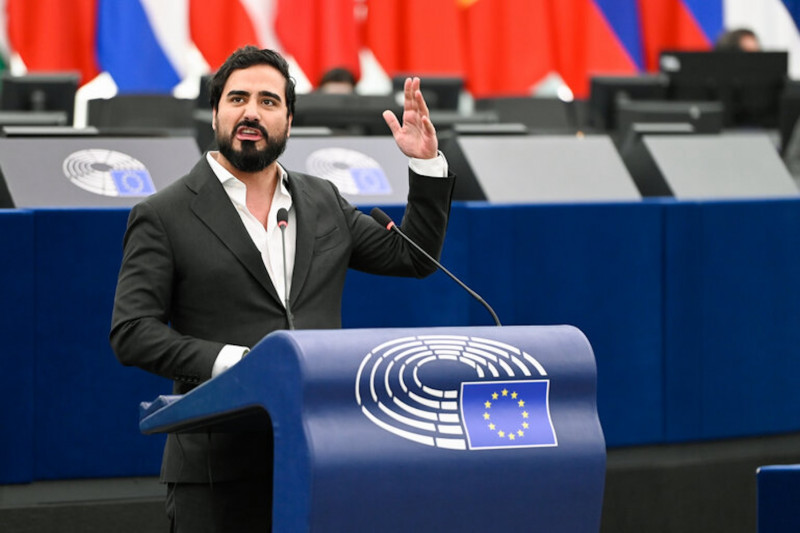 El Parlamento Europeo suspende temporalmente al eurodiputado Alvise Pérez tras grabar en vídeo a un colega visiblemente alterado increpando a una trabajadora del hemiciclo
