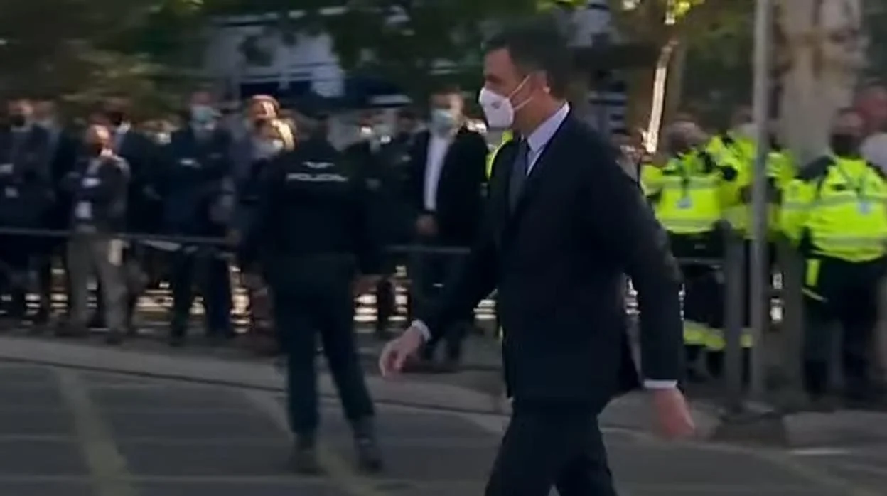 Sánchez arremete contra la patronal por rechazar la subida del SMI a 1.221 euros y les pide «que paguen más» (mientras la medida se firma solo con sindicatos y excluye a policías, guardias civiles y militares)