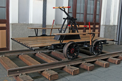 Renfe lanza Renfe Tracción Humana: la filial que revolucionará el transporte ferroviario con vagonetas impulsadas a brazo