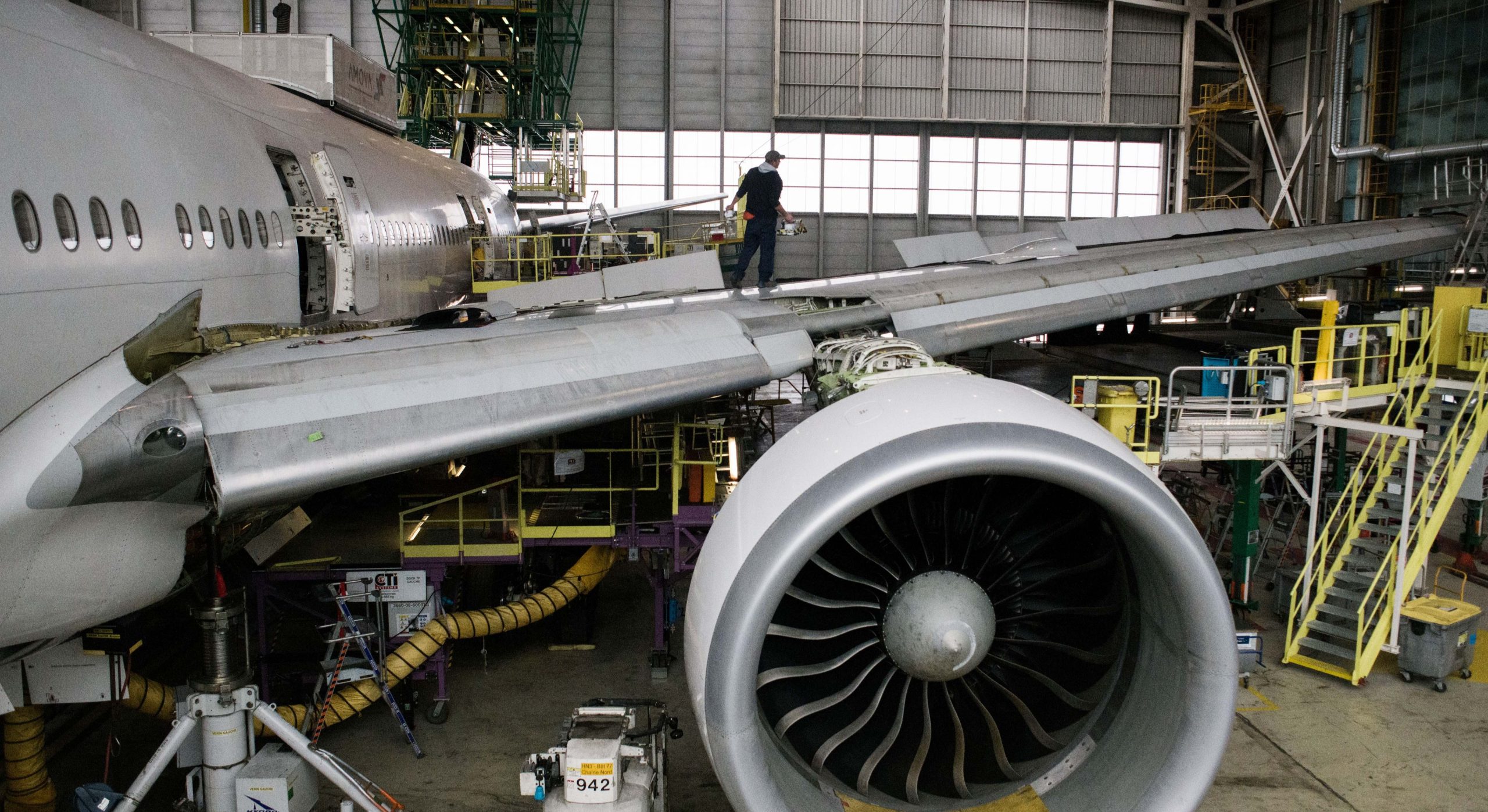 Roban 625 recambios defectuosos de aviones que iban a ser destruidos en España: la EASA lanza alerta mundial por posible retorno al mercado negro